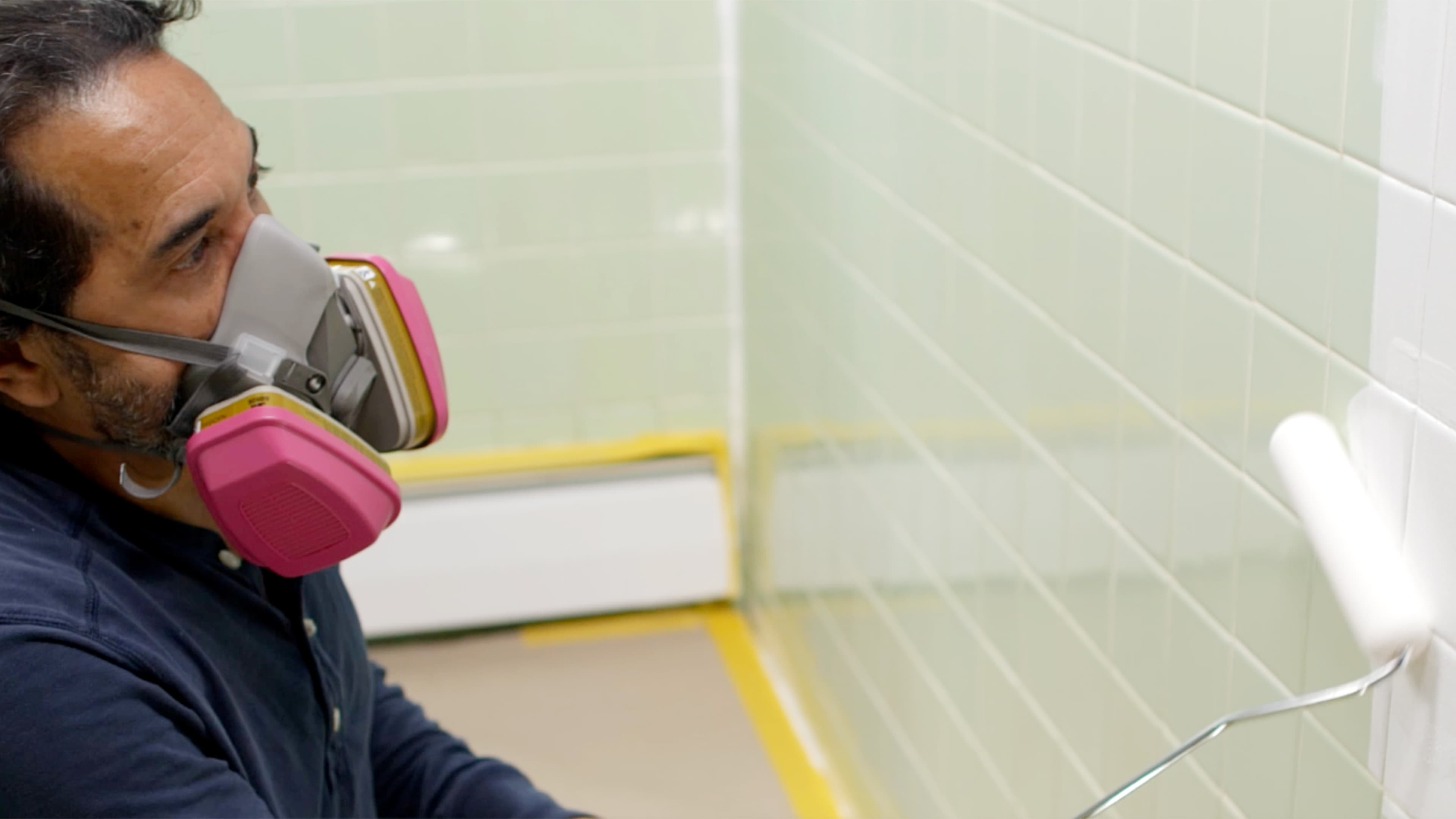 ASK S21 E7: Mauro Henrique paints bathroom wall tile